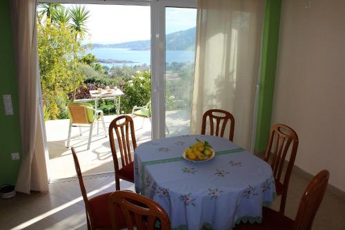  Apartment BLUE HORIZON with courtyard and BBQ. in Artemida