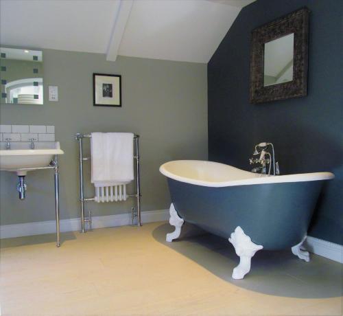 Bathroom, The Three Horseshoes Warham in Stiffkey