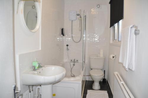 Bow Guest House - image 2