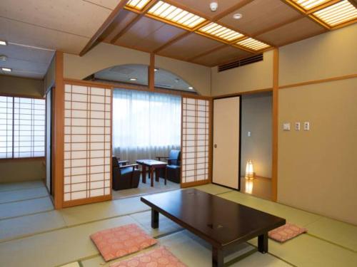 Ikaho Grand Hotel Stop at Ikaho Grand Hotel to discover the wonders of Shibukawa. Both business travelers and tourists can enjoy the propertys facilities and services. Service-minded staff will welcome and guide you a
