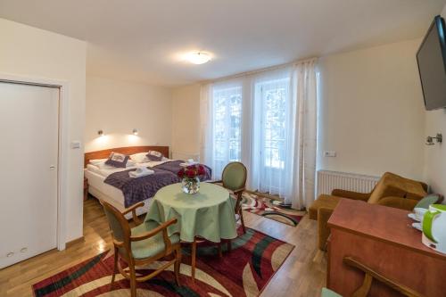 Deluxe Double Room with Shower