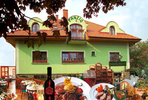 บริการและสิ่งอำนวยความสะดวก, Vadaszkurt Panzio in จอซเซฟ อัตติลา ฃาโกเตเลป