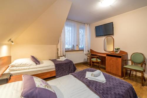 1 queen bed, 1 double bed