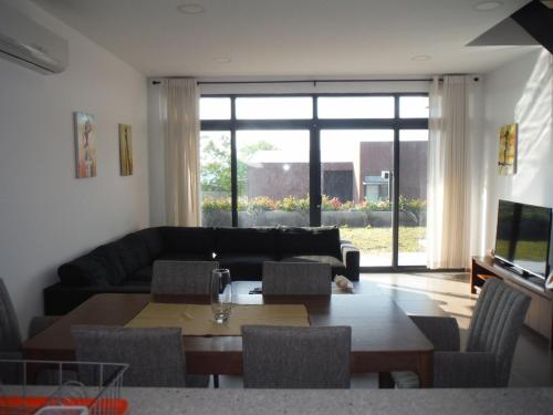 Koplietošanas atpūtas telpa ar TV, Condomínio Veloso (Condominio Veloso) in Fernao Veloso