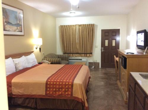 Texas Inn - Welasco/Mercedes Located in Weslaco, Texas Inn is a perfect starting point from which to explore Weslaco (TX). The hotel has everything you need for a comfortable stay. Facilities like free Wi-Fi in all rooms, 24-hour