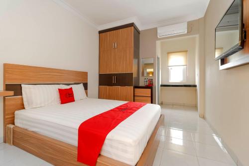 RedDoorz Plus near Palembang Square Mall