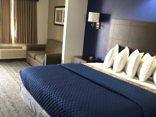 Executive Inn and Suites Joaquin - image 3
