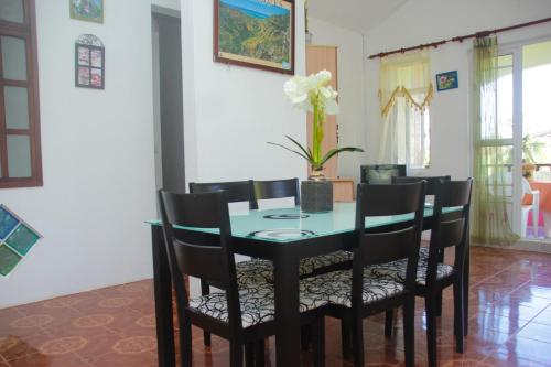 صالة مشتركة/ منطقة التلفزيون, فيلات ألاماندا (Allamanda Villa) in جزر موريس