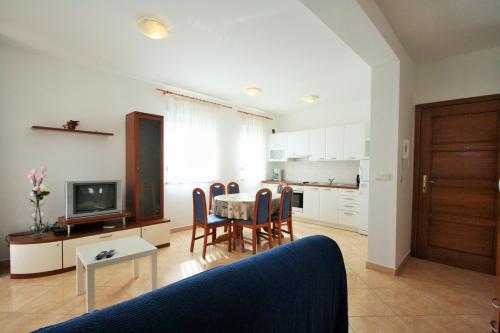 Apartment Bilic with balcony in Materada