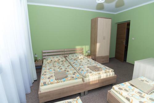 1 queen bed, 2 twin beds
