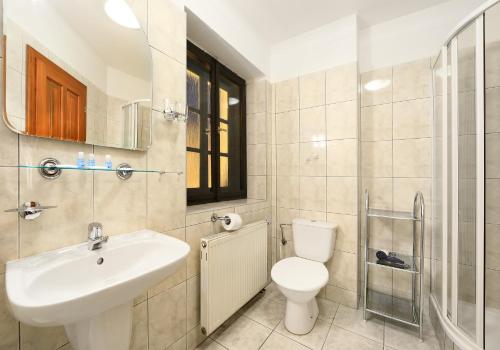 Deluxe Double or Twin Room with Balcony image 5