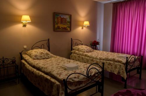2 twin beds