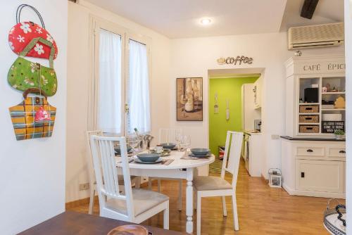 Penthouse with Terrace in the Heart of Rome - image 2