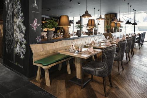 餐廳, Valsana Hotel Arosa - Small Luxury Hotels of the World in 阿羅薩