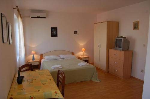 1 queen bed