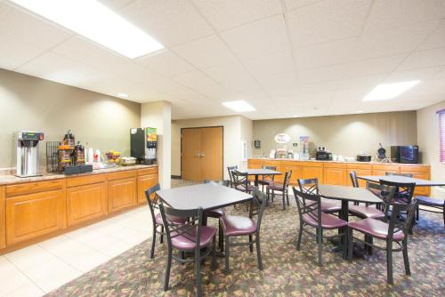 Super 8 by Wyndham Iola KS - image 2
