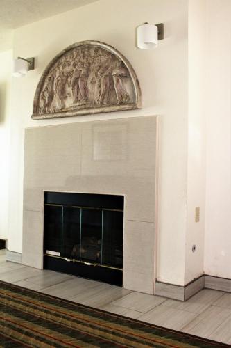 Best Western Visalia Hotel - image 5