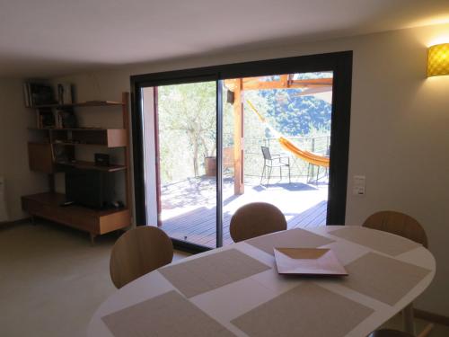 Közös társalgó / TV, Les Figaires in L'Escarène