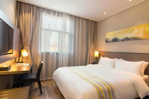 Homeinn Hotel Boutique Shanghai Pudong Airport Branch Homeinn Hotel Boutique Shanghai Pudong Airport Che is perfectly located for both business and leisure guests in Shanghai. The property offers guests a range of services and amenities designed to provi