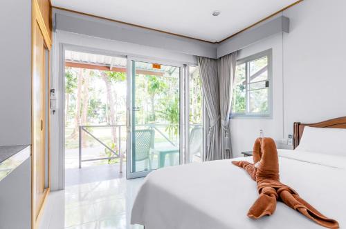 Lanta Coral Beach Resort near Diamond Cliff Beach