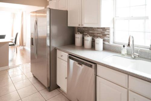 Classy & Spacious 4BR Apt in Quiet Neighborhood - image 7