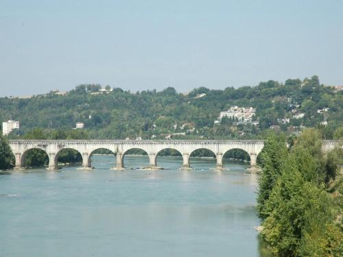 Modern villa in Condezaygues with private pool gîte à louer Saint-Georges