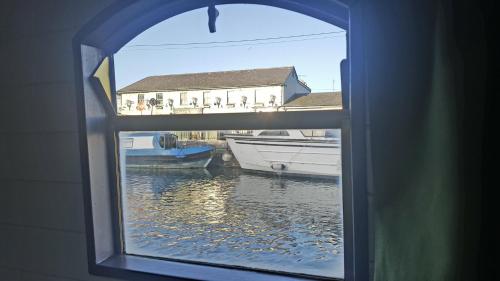 Skats, Roisin Dubh Houseboat in Sallins