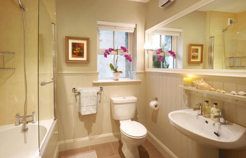 Bathroom, The Hawthorn in Teergonean