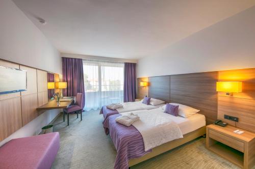 Twin Room with Balcony and Sea Side