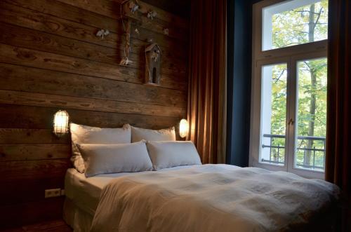 Small Double Room image 8