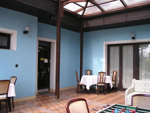 ระเบียง/ชานเรือน, Domino Panzio in เซเกสเฟแฮร์วาร์