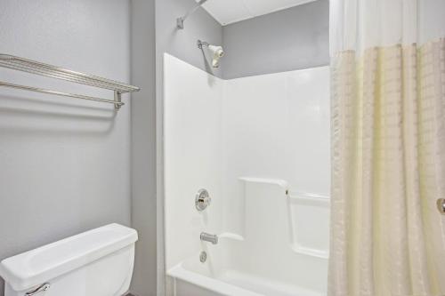 Days Inn by Wyndham Great Lakes - N. Chicago image 7