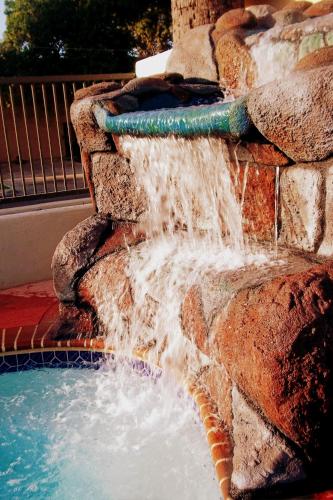 泳池, Whispering Palms Inn in 德爾里奧