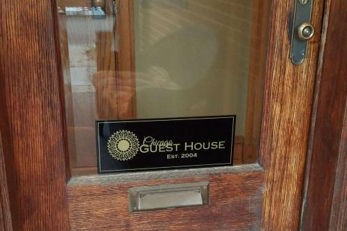 Chicago Guest House on Newport - image 2