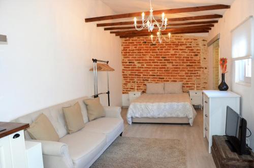  Charming Brick Wall Studio with patio, Unterkunft in Lissabon