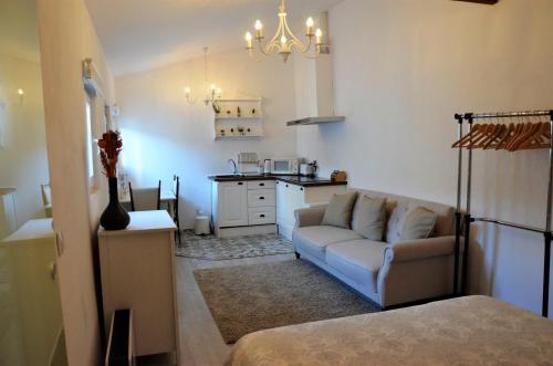  Charming Brick Wall Studio with patio in Lissabon