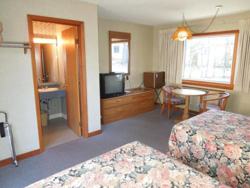 Town & Country Motor Inn - image 4