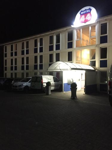 Motel 44 - image 12