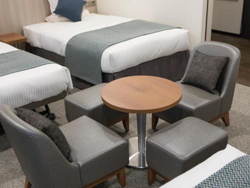 Deluxe Quadruple Room image 10