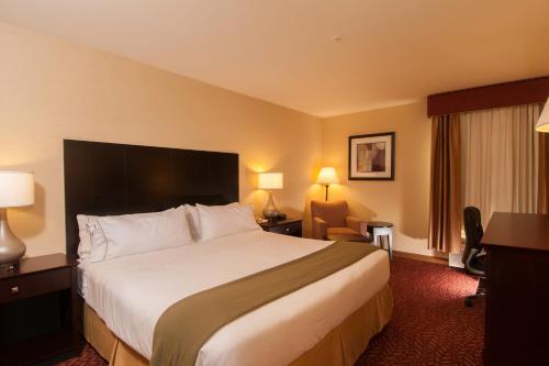 Holiday Inn Express Vernon-Manchester, an IHG Hotel