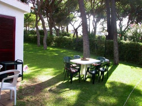 House with beautiful garden and swimming pool