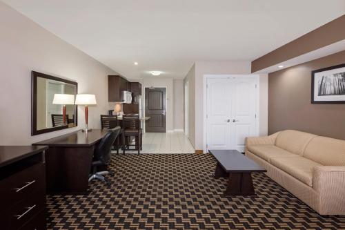 Deluxe King Suite