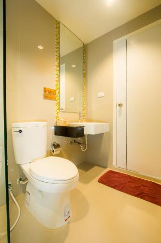 Bathroom, The Lephant Hotel in Phunphin