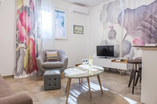 Acropolis Quiet Apartment - Tap to explore photos