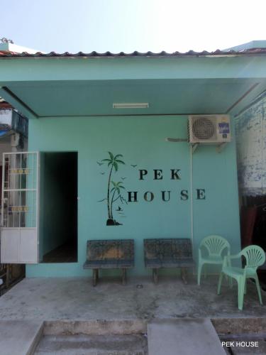 Pek House Pek House is perfectly located for both business and leisure guests in Phuket. Featuring a satisfying list of amenities, guests will find their stay at the property a comfortable one. Service-minded s