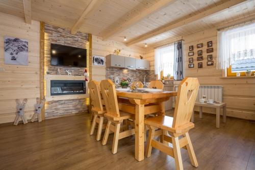 2 bedrooms, 7 beds