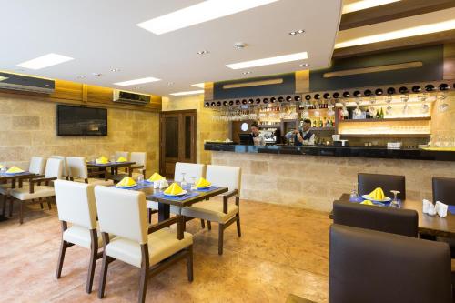 Restaurant, Ibiza Hotel in Wata Slam