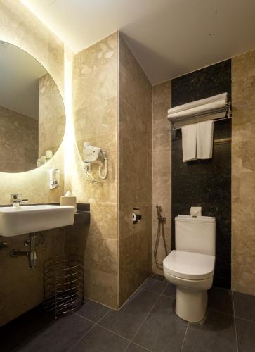 Bathroom, Promenade Hotel Bintulu in Bintulu