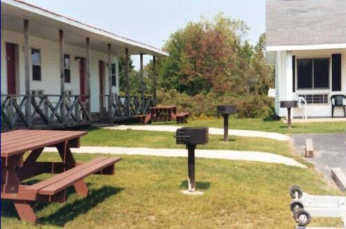 Port Lodge Motel Located in Pulaski, Port Lodge Motel is a perfect starting point from which to explore Pulaski (NY). Both business travelers and tourists can enjoy the propertys facilities and services. Service-mind