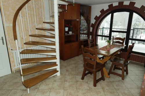 2 bedrooms, 4 beds